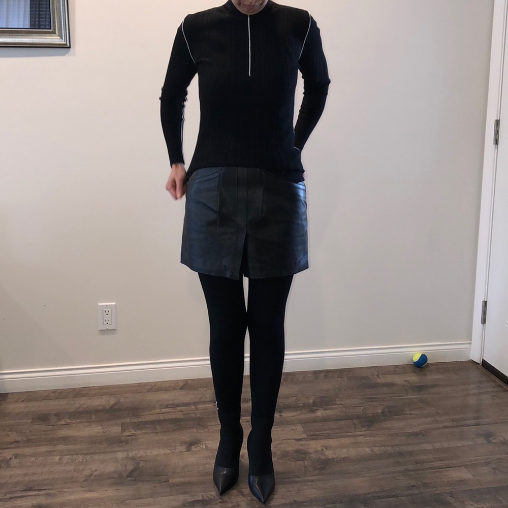Mini leather skirt with pockets.